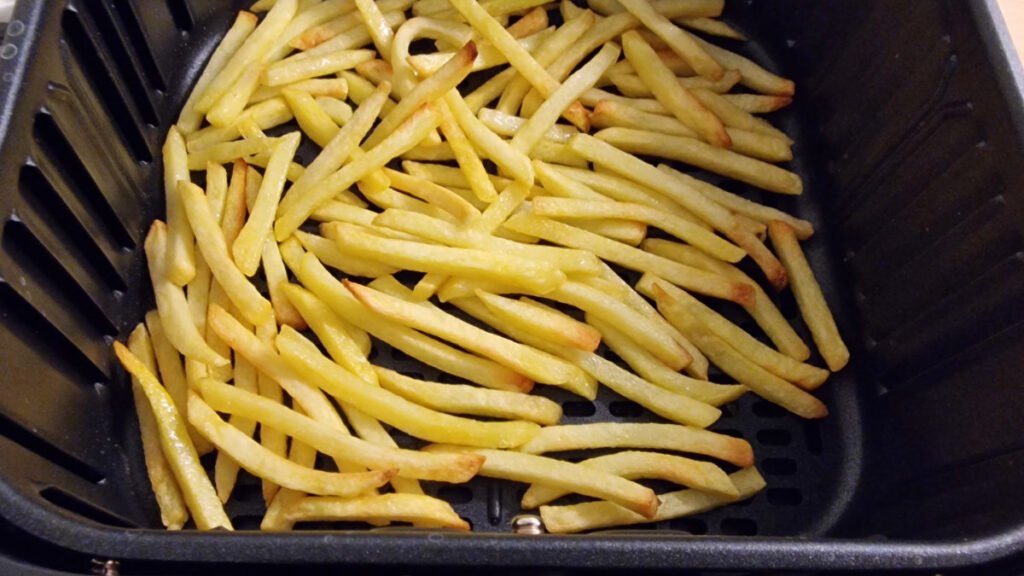 Patatas fritas en freidora con aire caliente