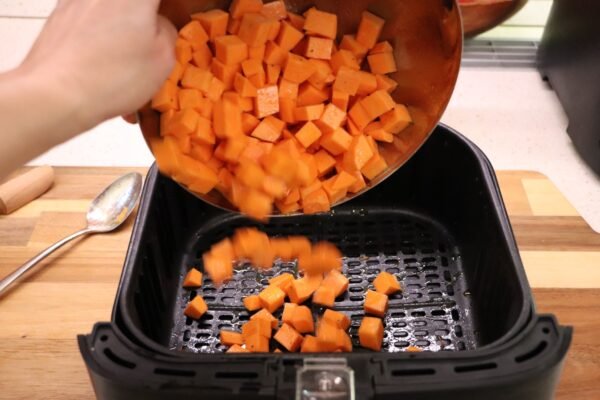 cubos de batata en freidora de aire