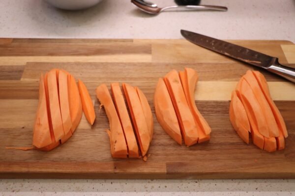 cubos de batata en freidora de aire