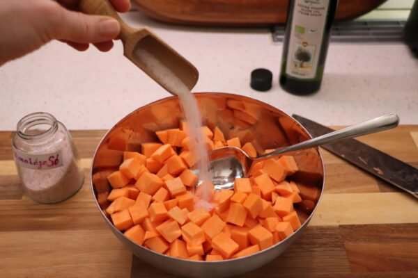 cubos de batata en freidora de aire