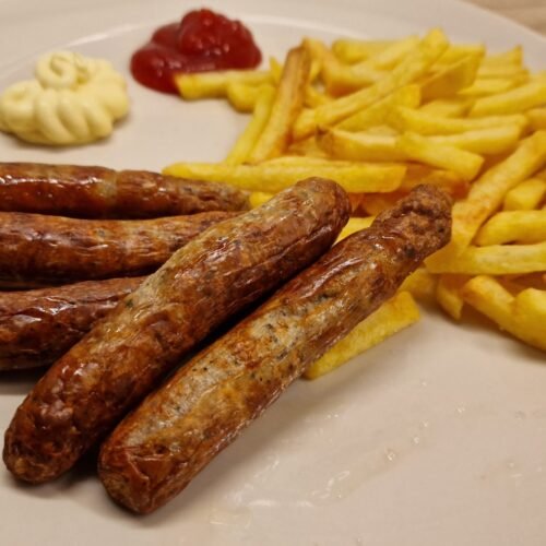 salchichas a la parrilla en freidora de aire con patatas fritas