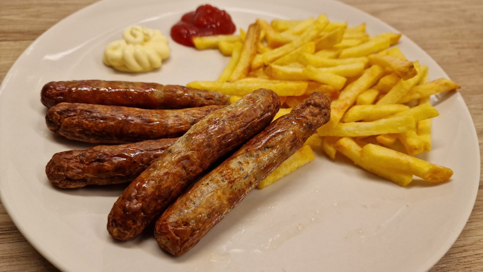 salchichas a la parrilla en freidora de aire con patatas fritas