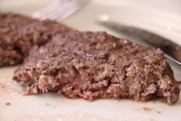 hamburguesa en freidora de aire lista