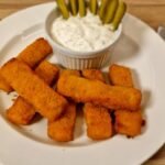 Palitos de pescado en freidora de aire con mayonesa de eneldo