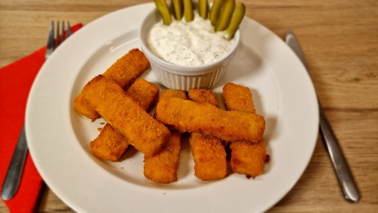 Palitos de pescado en freidora de aire con mayonesa de eneldo