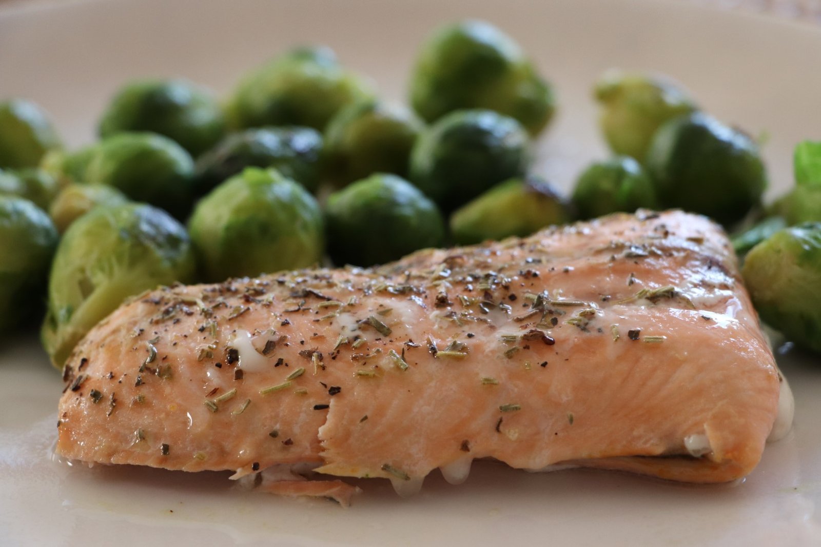 salmón congelado preparado en el plato