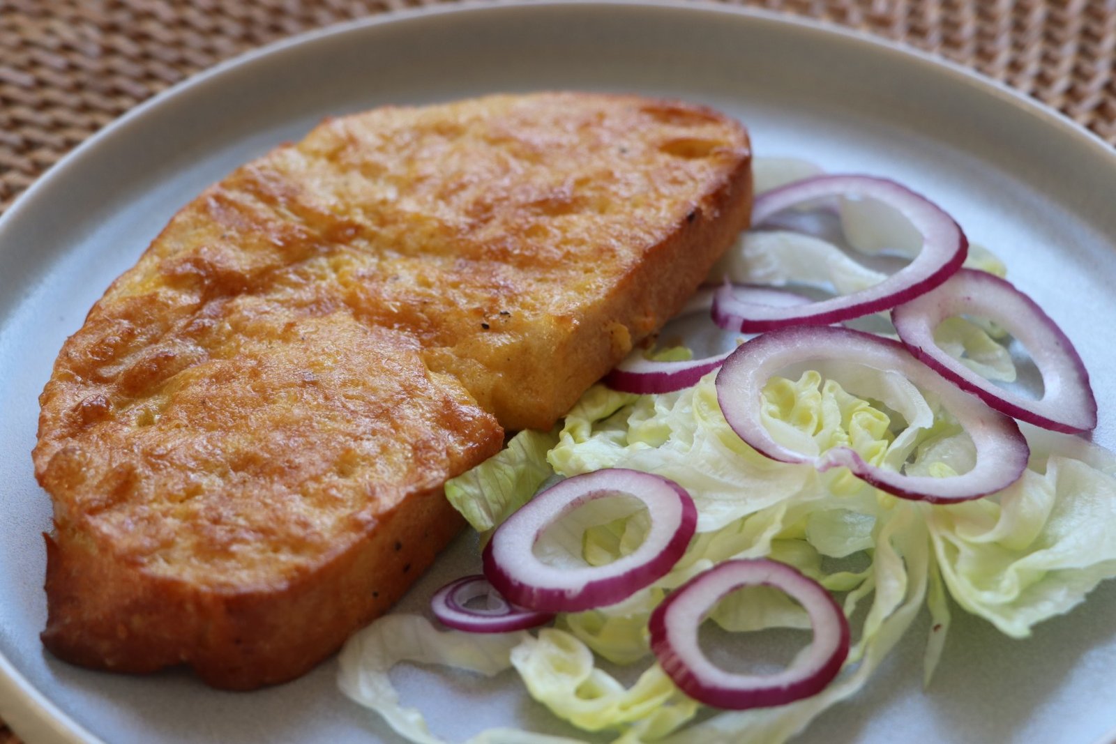 Tostada francesa salada en un plato