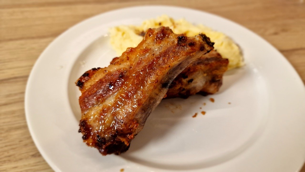 Costillas en freidora de aire con puré de patatas