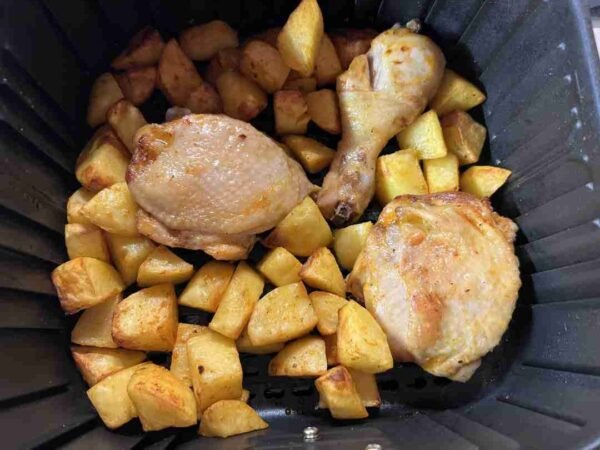 muslos-de-pollo-con-patatas-en-la-freidora-de-aire 06